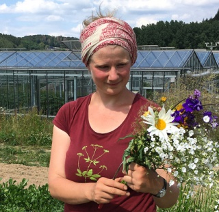 Johanna mit Feldblumen vom Wünnerhof Feldblumen vom Wünnerhof